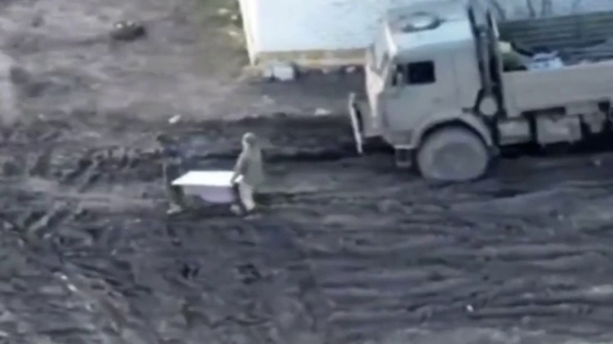 Po pračkách došlo i na vany. Dron zachytil ruské vojáky s těžkým nákladem